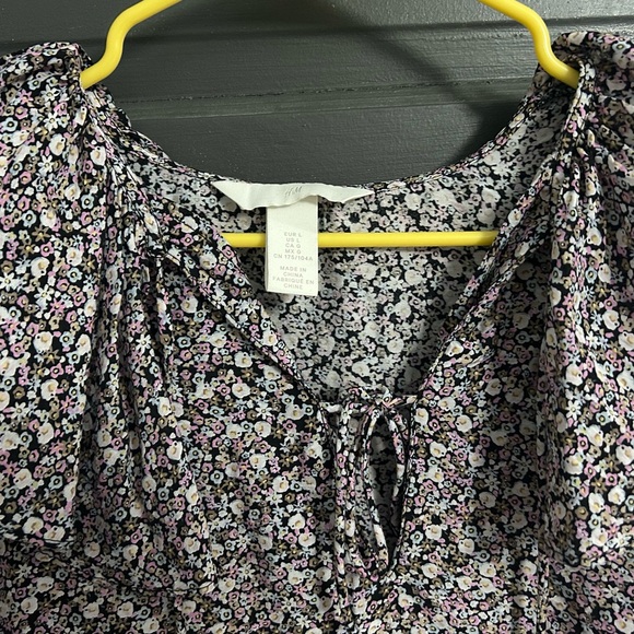 Tiny floral print blouse with ruffle collar and tie at neck - Picture 2 of 6